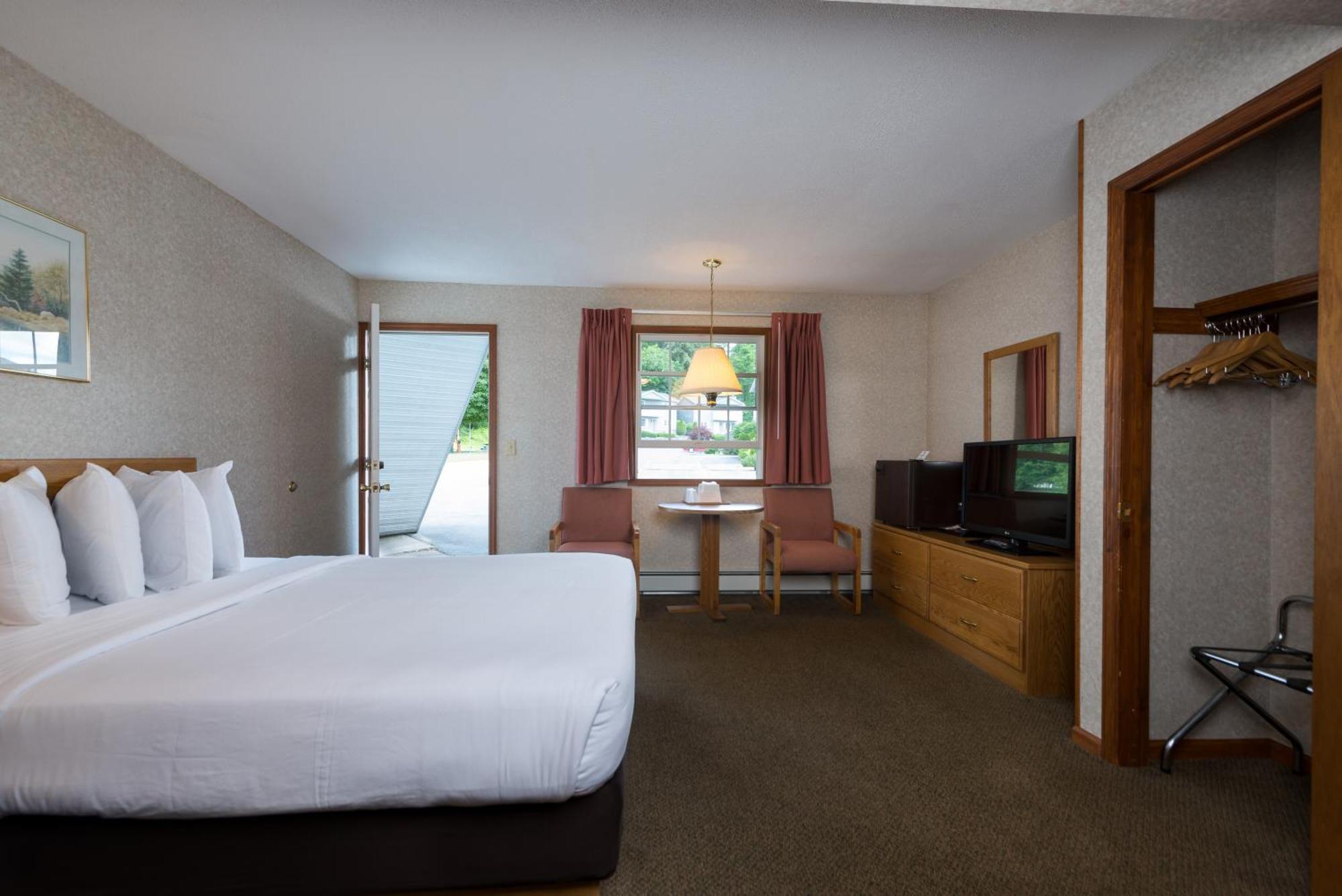 Americas Best Value Inn & Suites Lake George Ruang foto