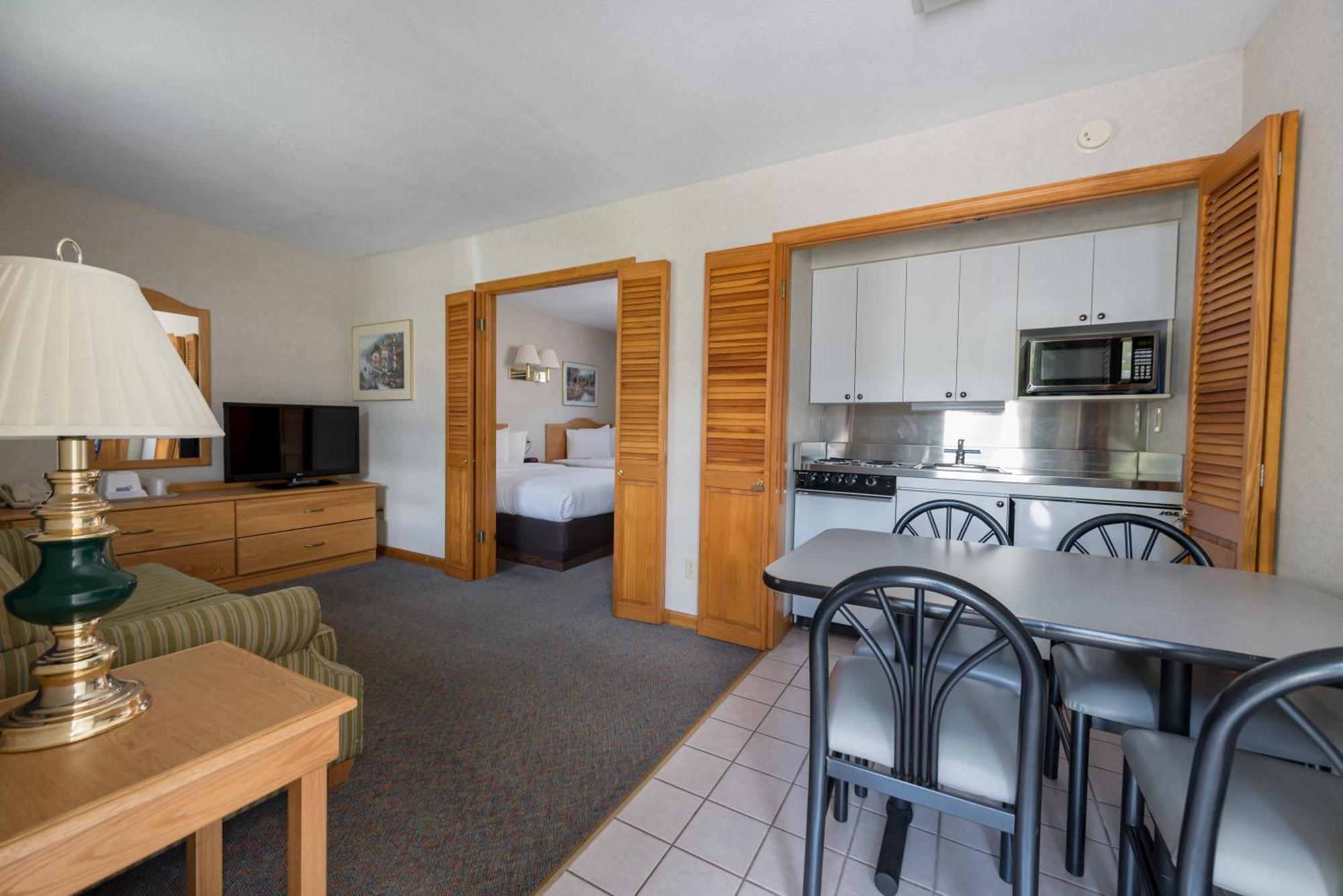 Americas Best Value Inn & Suites Lake George Ruang foto