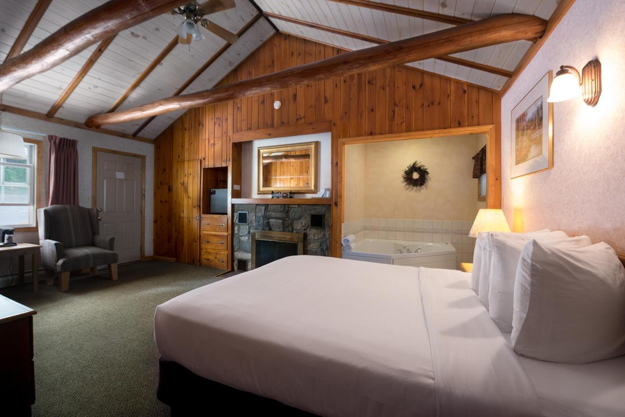 Americas Best Value Inn & Suites Lake George Ruang foto